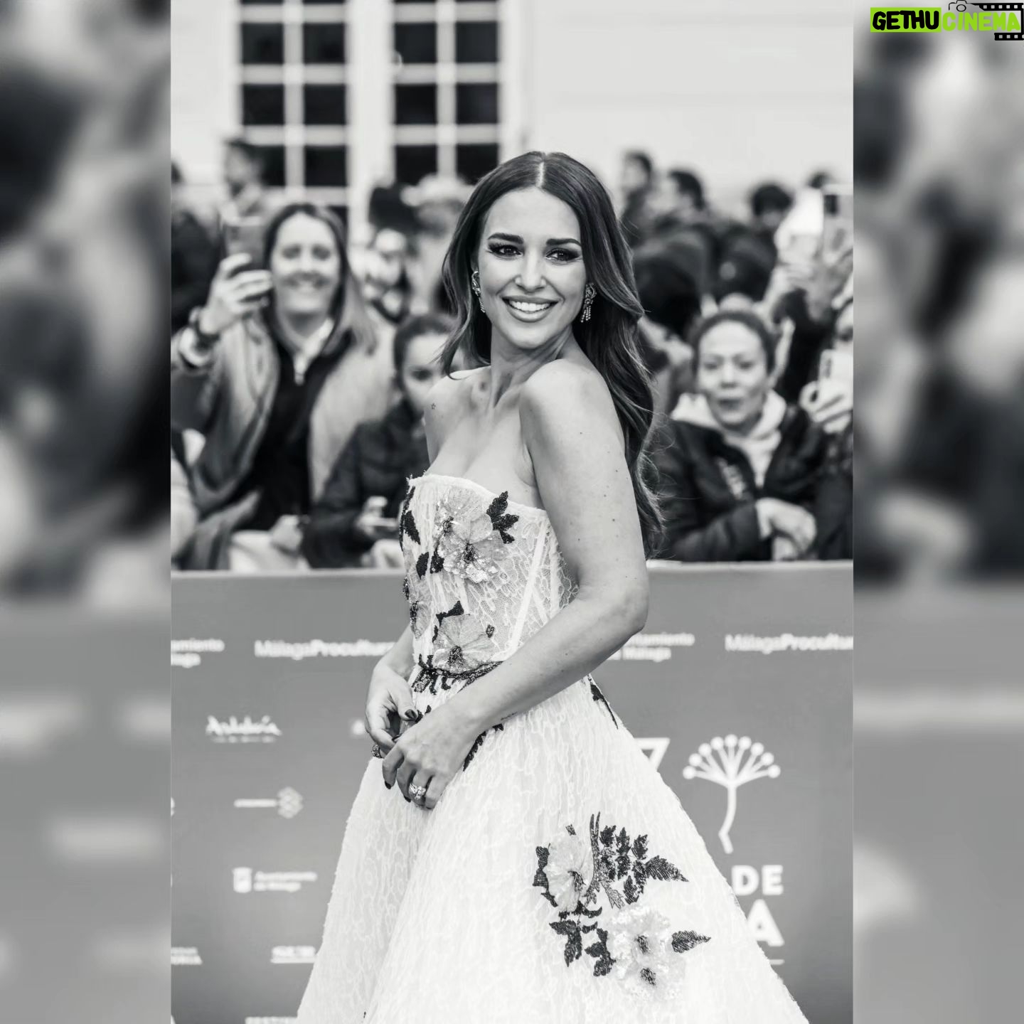 Paula Echevarría Instagram - Adoro esta ciudad.. adoro este festival ♥️ @festivalmalaga
Gracias Málaga por tu calor, siempre 🫶🏼
Vestido @marcoymaria
Sandalias @aquazzura
Joyas @delparamovintagejoyas
Clutch @fahomamadrid
Maquillaje y peluquería @mikvarez para @yslbeauty
#yslbeauty
Fotos de interior @manuelmartosc
Fotos alfombra @lorenzocarnero2000