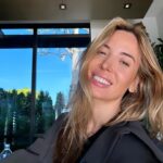 Jésica Cirio Instagram - 8 DE MARZO - DÍA DE LA MUJER
Un nuevo año para disfrutar lo conquistado y seguir avanzando. Para apropiarnos de los espacios que nos pertenecen sin sentir que tenemos que pedir permiso.

Para recordar que todavía hoy las mujeres somos víctimas de muchas formas de violencia y eso se tiene que terminar.
Para entender que, si somos quienes más nos juzgamos en lugar de mirarnos de forma amorosa, nos debilitamos.

Para protegernos entre nosotras de la mirada poco constructiva del afuera, que muchas veces nos lleva puestas. Y para ser un poco más compasivas en lo personal, porque a veces los cambios suceden cuando una puede.

Las (nos) abrazo fuerte y deseo que podamos ser mejores ejemplos de las que vienen atrás nuestro. 💜