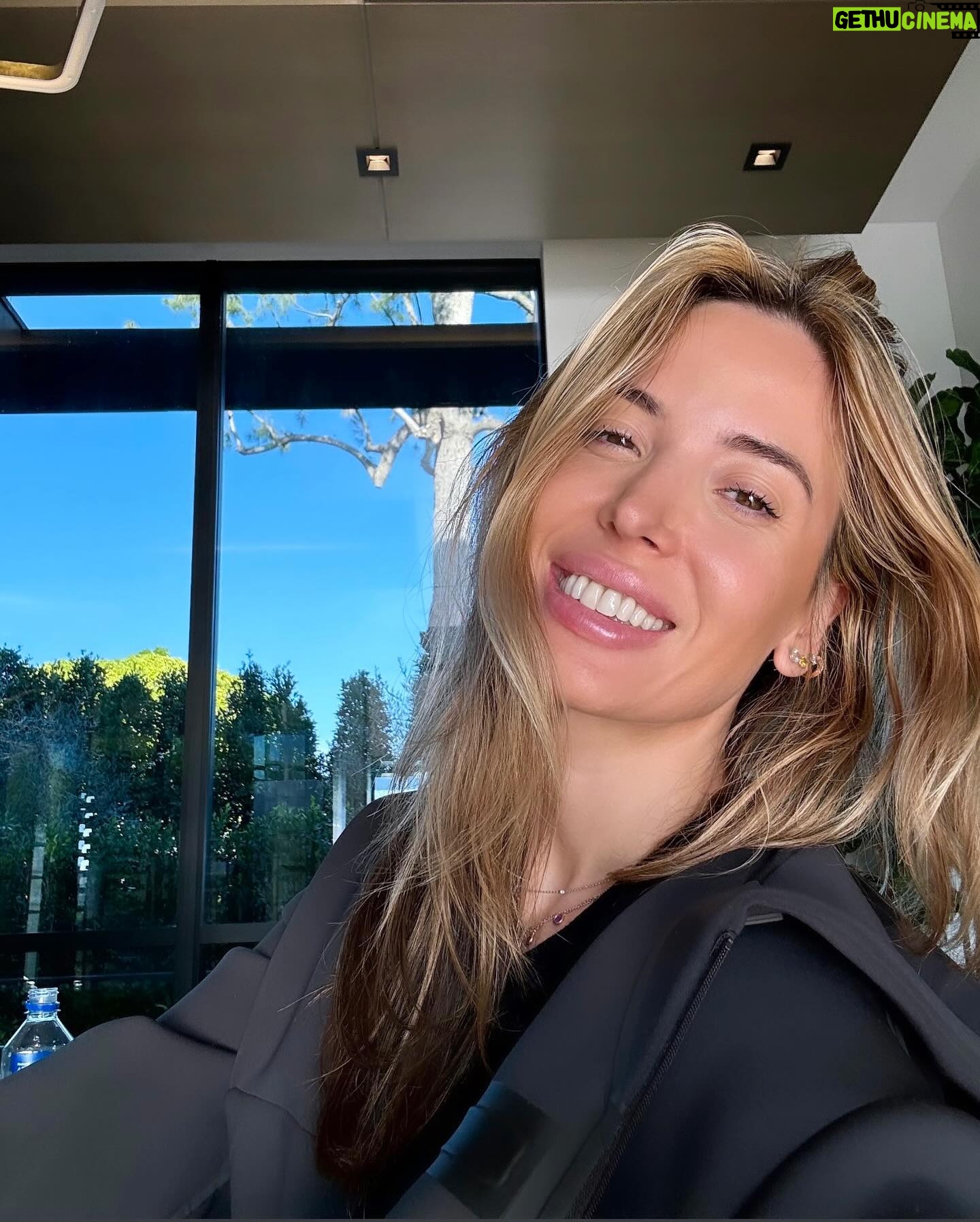 Jésica Cirio Instagram - 8 DE MARZO - DÍA DE LA MUJER
Un nuevo año para disfrutar lo conquistado y seguir avanzando. Para apropiarnos de los espacios que nos pertenecen sin sentir que tenemos que pedir permiso.
Para recordar que todavía hoy las mujeres somos víctimas de muchas formas de violencia y eso se tiene que terminar.
Para entender que, si somos quienes más nos juzgamos en lugar de mirarnos de forma amorosa, nos debilitamos.
Para protegernos entre nosotras de la mirada poco constructiva del afuera, que muchas veces nos lleva puestas. Y para ser un poco más compasivas en lo personal, porque a veces los cambios suceden cuando una puede.
Las (nos) abrazo fuerte y deseo que podamos ser mejores ejemplos de las que vienen atrás nuestro. 💜