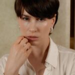 Anna-Maria Sieklucka Instagram - Cześć! Dzisiaj pokażę Wam serum Cicaplast Serum B5 marki @larocheposay 

Serum natychmiastowo nawilża, a po upływie 1H czujesz, że skóra jest zregenerowana i ukojona. Serum stworzone jest do codziennej pielęgnacji i świetnie sprawdzi się w rutynie porannej jak i wieczornej. 

Składniki aktywne to: witamina B5 (pantenol),kwas hialuronowy, frakcje prebiotyczne Aqua Posae oraz woda termalna z La Roche-Posay.
Rano i wieczorem aplikuj 1-2 krople na twarz i szyję.
Dajcie znać w komentarzach pod reels czy mieliście okazję wypróbować serum i jakie są Wasze opinie. 

#cicaplastserumb5 #najlepszapielegnacjatoregeneracja #współpracapłatna #skincare #facecare #pielegnacjatwarzy
