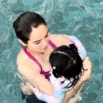 Jennylyn Mercado Instagram – Okay din naman pala magshimming ng nakaleggings🤣😹 Sarreh excited kami ng anak ko🥰🧜🏻‍♀️🏊🏻‍♀️😬 #dylanjaydeho #swimmingtime #babylove