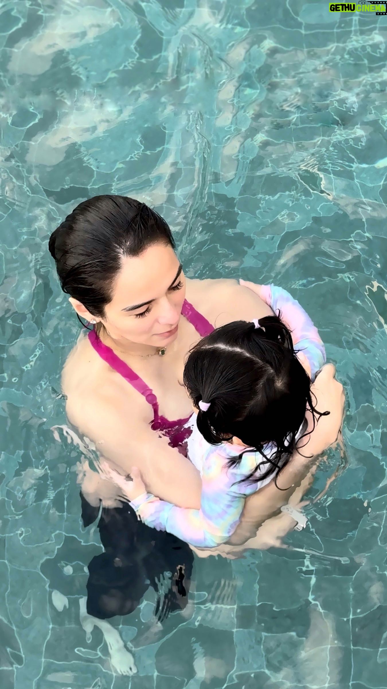 Jennylyn Mercado Instagram - Okay din naman pala magshimming ng nakaleggings🤣😹 Sarreh excited kami ng anak ko🥰🧜🏻♀️🏊🏻♀️😬 #dylanjaydeho #swimmingtime #babylove