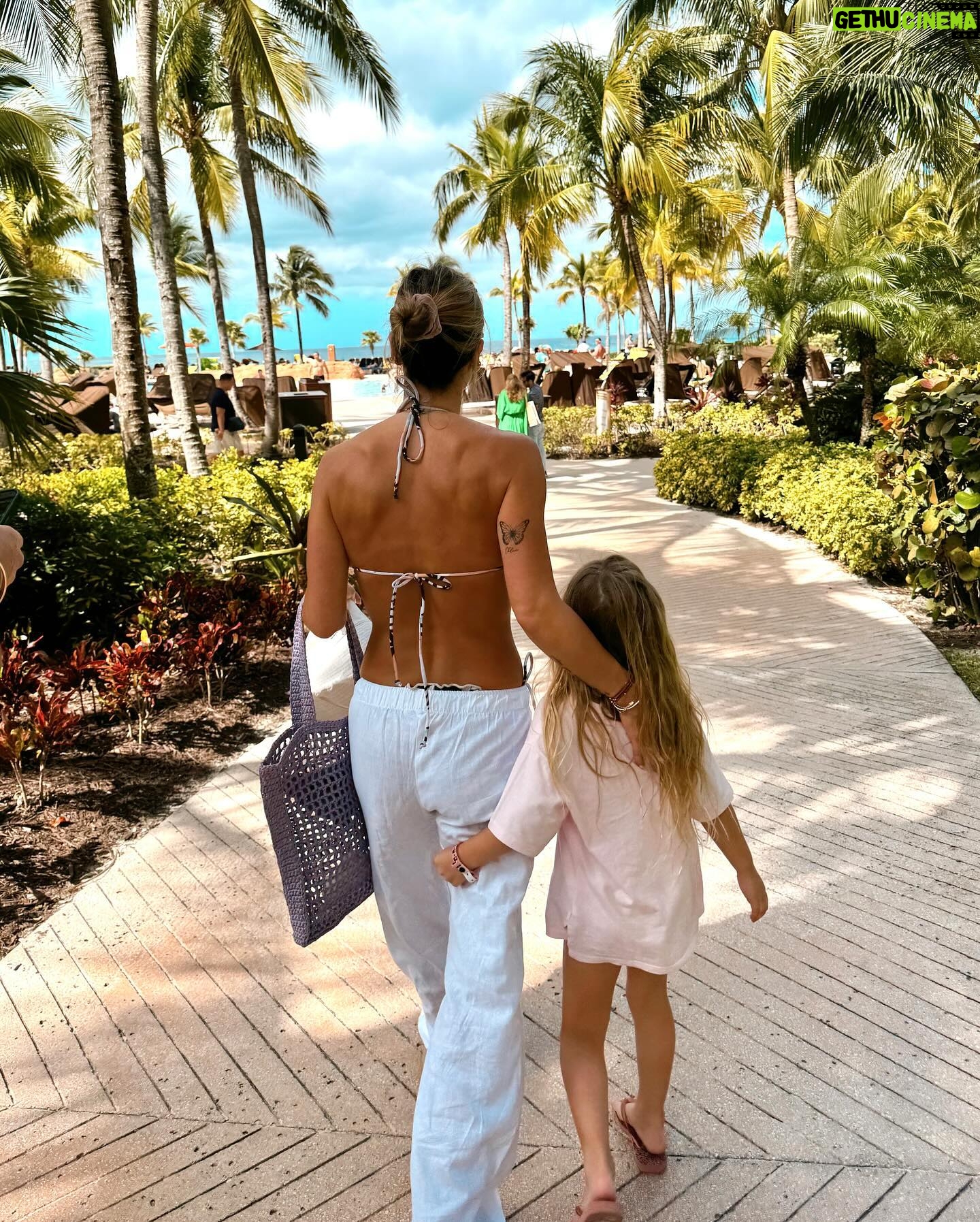 Jésica Cirio Instagram - 8 DE MARZO - DÍA DE LA MUJER
Un nuevo año para disfrutar lo conquistado y seguir avanzando. Para apropiarnos de los espacios que nos pertenecen sin sentir que tenemos que pedir permiso.
Para recordar que todavía hoy las mujeres somos víctimas de muchas formas de violencia y eso se tiene que terminar.
Para entender que, si somos quienes más nos juzgamos en lugar de mirarnos de forma amorosa, nos debilitamos.
Para protegernos entre nosotras de la mirada poco constructiva del afuera, que muchas veces nos lleva puestas. Y para ser un poco más compasivas en lo personal, porque a veces los cambios suceden cuando una puede.
Las (nos) abrazo fuerte y deseo que podamos ser mejores ejemplos de las que vienen atrás nuestro. 💜