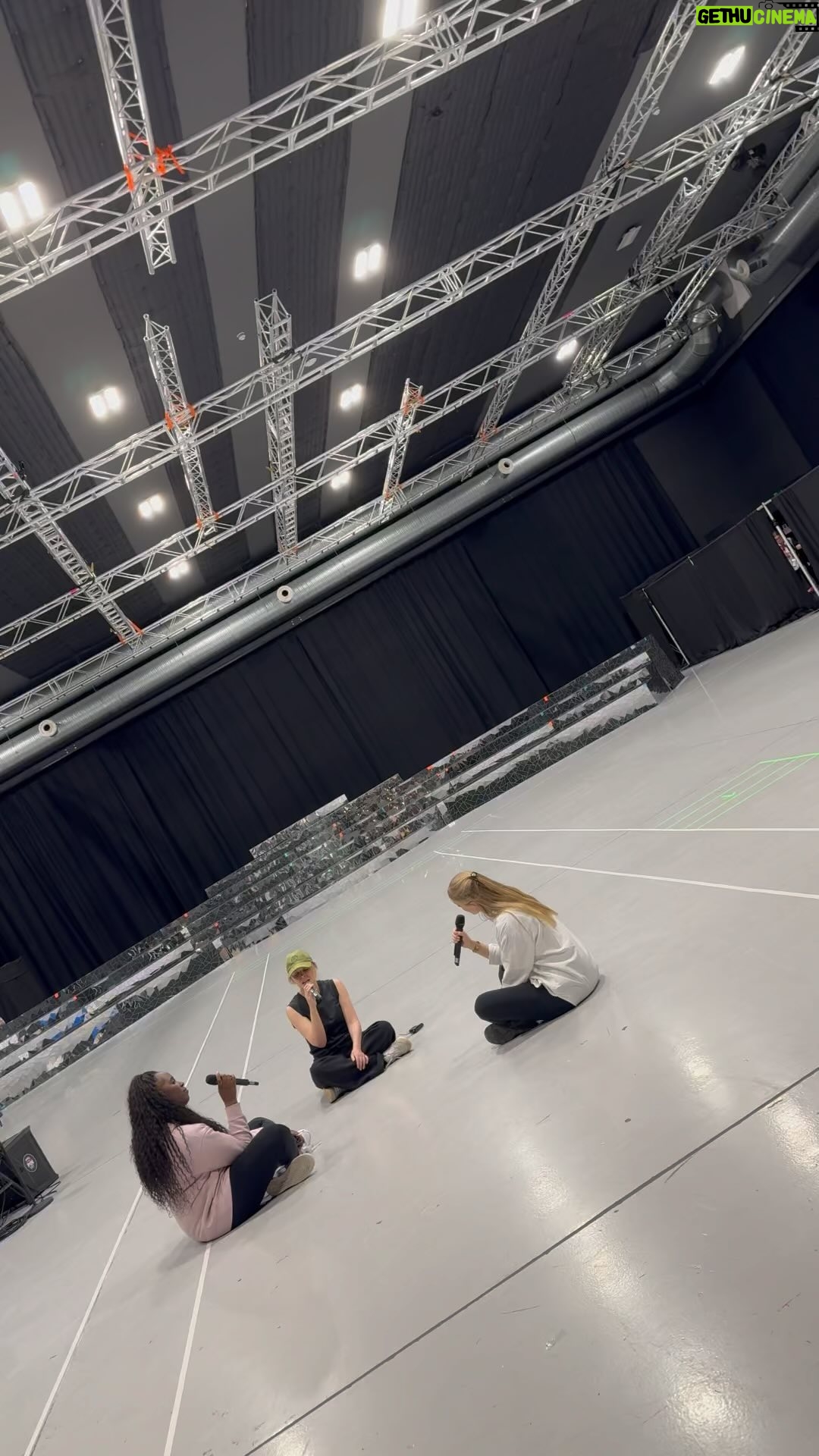 Kylie Minogue Instagram - Sometimes we just want to sit on the floor. In a circle. And SING! BRITs rehearsal BTS 🎬🎤❤️