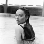 Crystal Reed Instagram - ▪️rainy pool luv▪️ @gansevoort  @seven24collective #gansevoorthotel #seven24collective 📷 @leicacamerausa @leica_camera @lee_towndrow