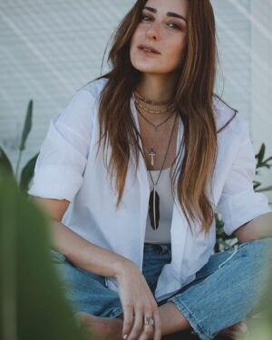 Amina Khalil Instagram - كل سنة وانتم طيبين ✨ 
رمضان كريم 🤍🙏🏼 
Wishing everyone a blessed month ahead.. 
May you all find peace, love and balance throughout 🪷 

Feels very different this year to not be working on a show for the first time after 13 years.. the endless days and nights on set.. the excitement of the first airing.. the billboards on the streets.. can’t say i dont miss it, because ofcourse a part of me does.. 
But, im so grateful for the things I was able to accomplish and experience nevertheless.. 
Taking time to reflect, relax, work on myself, and do other things Ive always wanted to do but never had the time to, gives you perspective and really makes you count your blessings.. for even the littlest of things.. 🌿🙏🏼 

Goodluck to all my friends who have Ramadan shows this year, i’ll be watching and supporting you all 🫶🏻 ربنا معاكم يا حبايبي 

Happy Ramadan everybody ! 
Eat. Pray. Love ! 
🤍💫 

Jewelry by: @11_11egypt