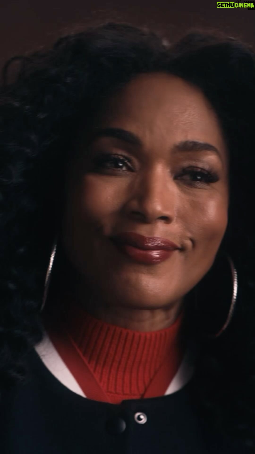 Angela Bassett Instagram - #NatGeoQueens wouldn’t be possible without the work of this phenomenal female-led crew 👑 Now streaming on @DisneyPlus and @hulu.