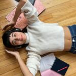 Esmeralda Pimentel Instagram - ESCRIBIR-SE para:

Crear, RE-encontrar, cuestionar, desahogar, confesar, gozar, desordenar, calmar, tontear, conectar, explorar, recordar, convocar, rabiar, alimentar, sanar, honrar, sorprender, imaginar, sonrojar, sacralizar, habitar, soñar, reclamar, fantasear, anclar, excitar, liberar, soñar, registrar, jugar, Re-Inventar, provocar, Transformar, luchar, manifestar, presenciar, viajar, estar, ser PRESENTE. 

🦋

@montblanc