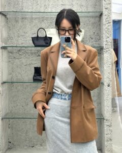 Hyomin Instagram - 올 봄 나의 문신이자 분신이 되어줄 스커트를 찾았다네 신이난다네 ♪