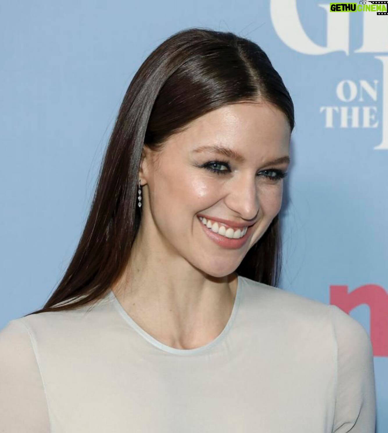 Melissa Benoist Instagram - #thegirlsonthebus premiere 🩶🤍🩶
@thomascarterphillips
@anthonycampbellhair
@marywilesmakeup
@streamonmax