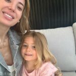 Jésica Cirio Instagram - MI FINDE ❤️
1- Mi vida entera 👧🏼 Su look de @coco.bsas
2- Selfie 🤳🏻 @victoriafprieto
3- Imitando a mamá 😂
4- Siempre mimos 🥰
5- Girl team 🫶🏻 @lulydrozdek @victoriafprieto @camihoms
6- Un poquito de boxeo con @thianyboxing 🥊
7- Te amo tanto
8- Alguien me robó el celu 😜
9- Selfie x2 con ella ❤️