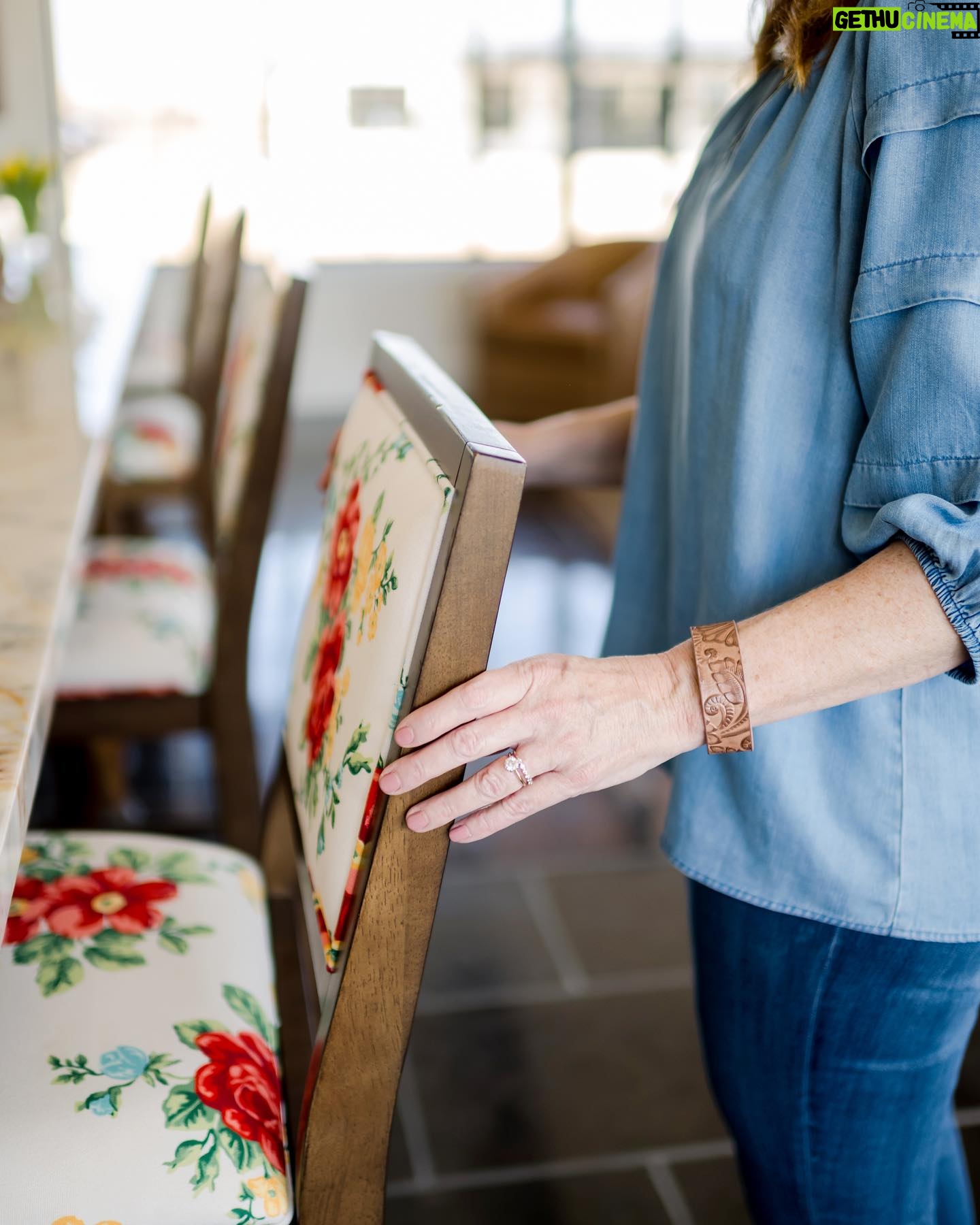 Ree Drummond Instagram - You asked, friends…and we answered! 😊 PW furniture is now available in beautiful soft white and it’s the perfect neutral canvas for all your favorite dishes, bowls, and knick-knacks. 😍 We can’t wait to see how you style these beauties in your own home.🏠 #linkinbio to shop!