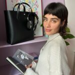 Esmeralda Pimentel Instagram - ESCRIBIR-SE para:

Crear, RE-encontrar, cuestionar, desahogar, confesar, gozar, desordenar, calmar, tontear, conectar, explorar, recordar, convocar, rabiar, alimentar, sanar, honrar, sorprender, imaginar, sonrojar, sacralizar, habitar, soñar, reclamar, fantasear, anclar, excitar, liberar, soñar, registrar, jugar, Re-Inventar, provocar, Transformar, luchar, manifestar, presenciar, viajar, estar, ser PRESENTE. 

🦋

@montblanc