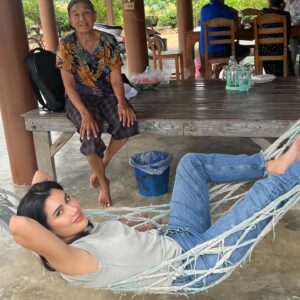 Praiya Suandokmai Instagram - Life is complete when I go back and see my grandma 🥹❤️ rice fields, hugs and just peace 🪷🥹 heart is full ❤️❤️ รักคุณยายมาก กลับมาอ่างทอง ทุกครั้งมีความสุขมาก 🇹🇭 I’ve been to a lot of places but it’s the rice fields that gets my whole heart every time. I took a billion photos for all the memories 😫 โชคดีมากเกิดมาอยู่ครอบครัวสวนดอกไม้ ❤️
