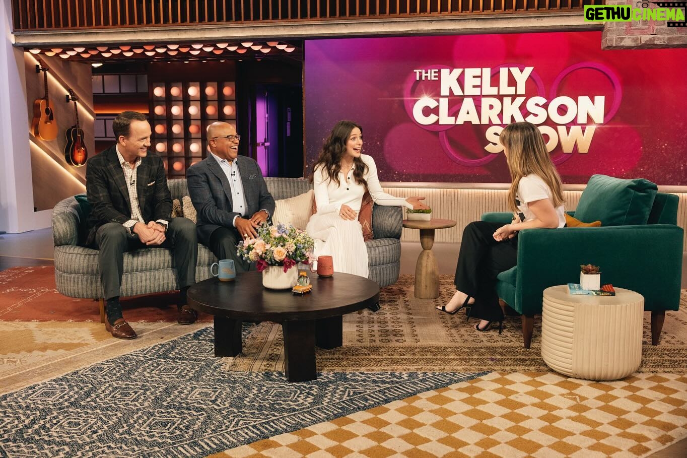 Melissa Benoist Instagram - So excited to be part of the @kellyclarksonshow today! Loved talking about the #thegirlsonthebus (watch it tomorrow on @streamonmax ) with her. Tune in!
