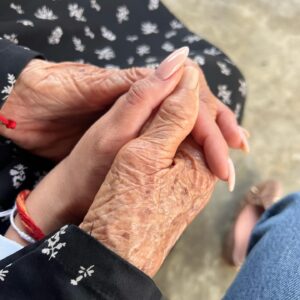 Praiya Suandokmai Instagram - Life is complete when I go back and see my grandma 🥹❤️ rice fields, hugs and just peace 🪷🥹 heart is full ❤️❤️ รักคุณยายมาก กลับมาอ่างทอง ทุกครั้งมีความสุขมาก 🇹🇭 I’ve been to a lot of places but it’s the rice fields that gets my whole heart every time. I took a billion photos for all the memories 😫 โชคดีมากเกิดมาอยู่ครอบครัวสวนดอกไม้ ❤️