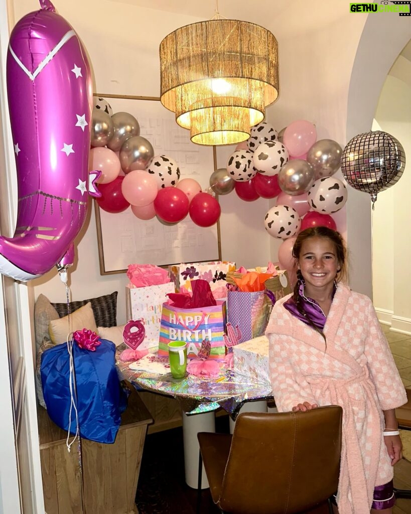 Jessie James Decker Instagram - Happy 10th birthday to my favorite girl in the whole world. Vivianne Rose you showed me what unconditional love is the day you were born. You light up every room you enter and I know you were born to do incredible things.  I’m so lucky to be your mama and I thank God for you every day. Happy birthday beautiful💖