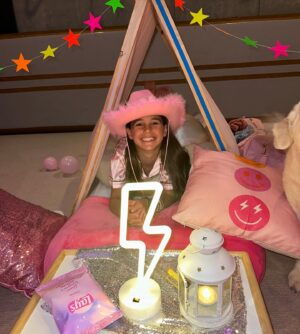 Jessie James Decker Instagram - Happy 10th birthday to my favorite girl in the whole world. Vivianne Rose you showed me what unconditional love is the day you were born. You light up every room you enter and I know you were born to do incredible things.  I’m so lucky to be your mama and I thank God for you every day. Happy birthday beautiful💖