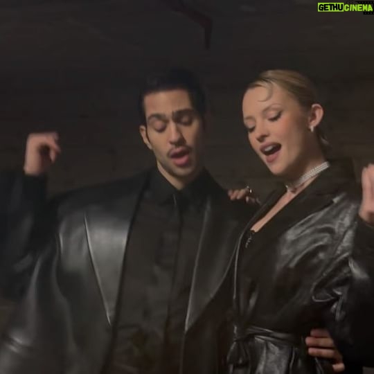 Angèle Instagram - Se revoir à deux comme des amis… 👀
Qual è il vostro momento preferito nella nostra canzone con @mahmood? 🖤🖤