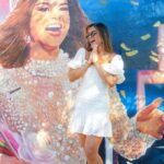 Clarissa Molina Instagram – Primero, TODA LA GLORIA A DIOS! Que honor! Santiago mi ciudad corazón! ♥️🥹🙏🏼 Esta vez no escribiré un caption, me gustaría que lo escuchen desde mi corazón en este vídeo.
Gracias especiales!
Mural realizado por el proyecto cultural @muralesdeciudadsantiago de @alcaldiadestgo . Gestión Municipal Alcalde @abelmartinezd . Dirección de Arte y Cultura @yanilsacruz26. Artistas Visuales @Katheryn_Kaykat , @mana_calasam @fpichardosy @smery_art
Te quiero @jceballosproducer y gracias @nahiony por tus hermosas palabras, te admiro mucho. ♥️🙏🏼🥹
Video @gicarlos27