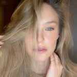 Bar Refaeli Instagram – Natural sexy make up in less than a minute.
Sorry for the duck face. It’s inevitable.
• @lorealparis lumi glotion
• @lancomeofficial All Over concealer 03
• @chanel.beauty Soleil Tan
• @decleore_paris Sun kissed cream in Mandarine Verte
• @maccosmetics eye crayon in Teddy
• @narsissist setting powder Translucent
• @seacret mascara
• @charlottetilbury lip&cheek glow on Pillow Talk
• @diorbeauty lip maximizer
• @smashboxcosmetics contour stick
Brushes by
@mikibuganim
@natashadenona
@chenelkabetz