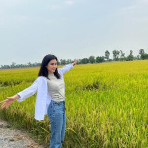 Praiya Suandokmai Instagram - Life is complete when I go back and see my grandma 🥹❤️ rice fields, hugs and just peace 🪷🥹 heart is full ❤️❤️ รักคุณยายมาก กลับมาอ่างทอง ทุกครั้งมีความสุขมาก 🇹🇭 I’ve been to a lot of places but it’s the rice fields that gets my whole heart every time. I took a billion photos for all the memories 😫 โชคดีมากเกิดมาอยู่ครอบครัวสวนดอกไม้ ❤️