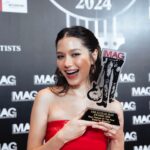 Violette Wautier Instagram - รางวัลศิลปินหญิงแห่งปี 2024 วิโอเลต วอเทียร์ 😭 ขอบคุณ @theguitarmag สำหรับรางวัลนี้นะคะ นี่คือรางวัลที่โคตรอยากได้และใฝ่ฝันเลย ดีใจมากจนเมื่อวานพูดรู้เรื่องหรือเปล่าก็ไม่รู้ ตื่นเต้นสุดๆ ขอรีแคปความรู้สึกซ้ำ แบบเรียบเรียงกว่าตอนด้นสดเมื่อวาน (ยาวนิดนึง มันพรั่งพรู)

ตลอดระยะเวลาการทำงานในวงการเพลง วีเผลอเอาตัวเองไปผูกกับรางวัลมาตลอด ได้เข้าชิงหลายรายการแต่ไม่เคยได้ เอาตรงๆหลายๆครั้งเราก็หวัง เราเอา success ไปผูกกับมัน พอไม่ได้ก็ question ว่าเราดีหรือเก่งไม่พอหรือเปล่า แต่มันก็ไม่เคยทำให้เราหยุดเพราะเรา need รางวัลนั้นเพื่อมาบอกเราเองว่าเราดีพอ ว่าเราทำได้ จนวันที่เราจัด You Better Love Me Concert วันนั้นเป็นครั้งแรกที่ความรู้สึกเราเปลี่ยนไป เรารู้สึกเราดีพอ เราอยากได้รางวัลนะ แต่มันเป็น “want” มันไม่ได้เป็น “need” เหมือนเดิมอีกแล้ว วันนั้นเป็นวันที่เต็มไปด้วยคนที่เรารัก และเค้าเชื่อในเสียงเพลงของเรา แฟนๆ ครอบครัว เพื่อน และทีมงาน วันนั้นเรารู้สึกว่าเราได้รางวัลแล้วจริงๆ 

แต่สุดท้ายพอได้รางวัลแบบที่เป็นถ้วยเป็นโล่อ่ะ มันก็โคตรดีใจอยู่ดี 55555 วีพูดบนเวทีว่า วีไม่อยากให้รางวัลมันสำคัญกับวีขนาดที่ผ่านมา เพราะวียังอยากทำเพลงด้วยใจรักและความซื่อสัตย์ต่อเพลงของวี ไม่อยากเสียตัวตนทำเพลงเพื่อรางวัล แต่มันก็สำคัญและพิเศษ (ย้อนแย้งสุดๆ5555) เพราะมันเป็นเหมือนกำลังใจว่าทำดีแล้วนะ ทำต่อไป  ในเวลาเดียวกัน เห็นเพื่อนๆที่เข้าชิง ปีที่ผ่านมาคือผ่านอะไรมาด้วยกันทุกๆคนเลย ทุกๆคนทำงานหนัก และเต็มที่กับผลงานตัวเอง วีชื่นชมทุกคนจริงๆ ถ้าจะไม่ใช่วีที่ได้รางวัล ก็ไม่แปลกใจเลย ทุกคน deserve รางวัลหมดเลย แต่ปีนี้ขอละกัน🥰

อยากขอบคุณทุกคนที่อยู่ข้างๆวีตลอดที่ผ่านมา @universalmusicth  ทีมทุกคนทำงานหนักจริงๆปีที่ผ่านมา ขอแบ่งรางวัลนี้ให้ทุกคนในค่ายนะคะ 💜 โปรดิวเซอร์วี พี่โหน่ง @the_photo_sticker_machine  พี่ยู @yubass  จอย  @joy_totheworlddddd  และเพื่อนในวง ครอบครัว เพื่อน แฟน และที่สำคัญที่สุดชาว Wauter ขอบคุณที่รักเสียงเพลงของวีและ support วีมาตลอด รู้เลยว่าเมื่อคืนทุกคนเอาใจช่วยสุดๆ 5555รัก จุ๊บ

สุดท้ายอยากฝากถึงน้องๆศิลปิน หรือใครที่กำลังเริ่มเดินทางตามความฝัน วีใช้เวลา10ปีกว่าจะได้รางวัลนี้ อย่าคิดว่าคุณไม่ดีพอแม้ไม่มีรางวัล ทำในสิ่งที่คุณเชื่อและรักต่อไป มันมีคนที่เห็นคุณค่าของคุณและงานของคุณแน่นอน นั่นคือรางวัลที่ใหญ่ที่สุด เป็นกำลังใจให้ทุกคนนะ

ปล. นั่งดูคลิปreactionของคนรอบตัวที่วีรักตอนเราได้รางวัล วีไม่ได้แค่ชนะ Best Female Artist Of The Year but I also win in life 💜