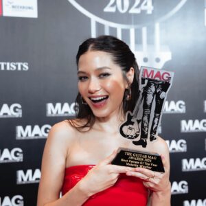 Violette Wautier Instagram - รางวัลศิลปินหญิงแห่งปี 2024 วิโอเลต วอเทียร์ 😭 ขอบคุณ @theguitarmag สำหรับรางวัลนี้นะคะ นี่คือรางวัลที่โคตรอยากได้และใฝ่ฝันเลย ดีใจมากจนเมื่อวานพูดรู้เรื่องหรือเปล่าก็ไม่รู้ ตื่นเต้นสุดๆ ขอรีแคปความรู้สึกซ้ำ แบบเรียบเรียงกว่าตอนด้นสดเมื่อวาน (ยาวนิดนึง มันพรั่งพรู)

ตลอดระยะเวลาการทำงานในวงการเพลง วีเผลอเอาตัวเองไปผูกกับรางวัลมาตลอด ได้เข้าชิงหลายรายการแต่ไม่เคยได้ เอาตรงๆหลายๆครั้งเราก็หวัง เราเอา success ไปผูกกับมัน พอไม่ได้ก็ question ว่าเราดีหรือเก่งไม่พอหรือเปล่า แต่มันก็ไม่เคยทำให้เราหยุดเพราะเรา need รางวัลนั้นเพื่อมาบอกเราเองว่าเราดีพอ ว่าเราทำได้ จนวันที่เราจัด You Better Love Me Concert วันนั้นเป็นครั้งแรกที่ความรู้สึกเราเปลี่ยนไป เรารู้สึกเราดีพอ เราอยากได้รางวัลนะ แต่มันเป็น “want” มันไม่ได้เป็น “need” เหมือนเดิมอีกแล้ว วันนั้นเป็นวันที่เต็มไปด้วยคนที่เรารัก และเค้าเชื่อในเสียงเพลงของเรา แฟนๆ ครอบครัว เพื่อน และทีมงาน วันนั้นเรารู้สึกว่าเราได้รางวัลแล้วจริงๆ 

แต่สุดท้ายพอได้รางวัลแบบที่เป็นถ้วยเป็นโล่อ่ะ มันก็โคตรดีใจอยู่ดี 55555 วีพูดบนเวทีว่า วีไม่อยากให้รางวัลมันสำคัญกับวีขนาดที่ผ่านมา เพราะวียังอยากทำเพลงด้วยใจรักและความซื่อสัตย์ต่อเพลงของวี ไม่อยากเสียตัวตนทำเพลงเพื่อรางวัล แต่มันก็สำคัญและพิเศษ (ย้อนแย้งสุดๆ5555) เพราะมันเป็นเหมือนกำลังใจว่าทำดีแล้วนะ ทำต่อไป  ในเวลาเดียวกัน เห็นเพื่อนๆที่เข้าชิง ปีที่ผ่านมาคือผ่านอะไรมาด้วยกันทุกๆคนเลย ทุกๆคนทำงานหนัก และเต็มที่กับผลงานตัวเอง วีชื่นชมทุกคนจริงๆ ถ้าจะไม่ใช่วีที่ได้รางวัล ก็ไม่แปลกใจเลย ทุกคน deserve รางวัลหมดเลย แต่ปีนี้ขอละกัน🥰

อยากขอบคุณทุกคนที่อยู่ข้างๆวีตลอดที่ผ่านมา @universalmusicth  ทีมทุกคนทำงานหนักจริงๆปีที่ผ่านมา ขอแบ่งรางวัลนี้ให้ทุกคนในค่ายนะคะ 💜 โปรดิวเซอร์วี พี่โหน่ง @the_photo_sticker_machine  พี่ยู @yubass  จอย  @joy_totheworlddddd  และเพื่อนในวง ครอบครัว เพื่อน แฟน และที่สำคัญที่สุดชาว Wauter ขอบคุณที่รักเสียงเพลงของวีและ support วีมาตลอด รู้เลยว่าเมื่อคืนทุกคนเอาใจช่วยสุดๆ 5555รัก จุ๊บ

สุดท้ายอยากฝากถึงน้องๆศิลปิน หรือใครที่กำลังเริ่มเดินทางตามความฝัน วีใช้เวลา10ปีกว่าจะได้รางวัลนี้ อย่าคิดว่าคุณไม่ดีพอแม้ไม่มีรางวัล ทำในสิ่งที่คุณเชื่อและรักต่อไป มันมีคนที่เห็นคุณค่าของคุณและงานของคุณแน่นอน นั่นคือรางวัลที่ใหญ่ที่สุด เป็นกำลังใจให้ทุกคนนะ

ปล. นั่งดูคลิปreactionของคนรอบตัวที่วีรักตอนเราได้รางวัล วีไม่ได้แค่ชนะ Best Female Artist Of The Year but I also win in life 💜