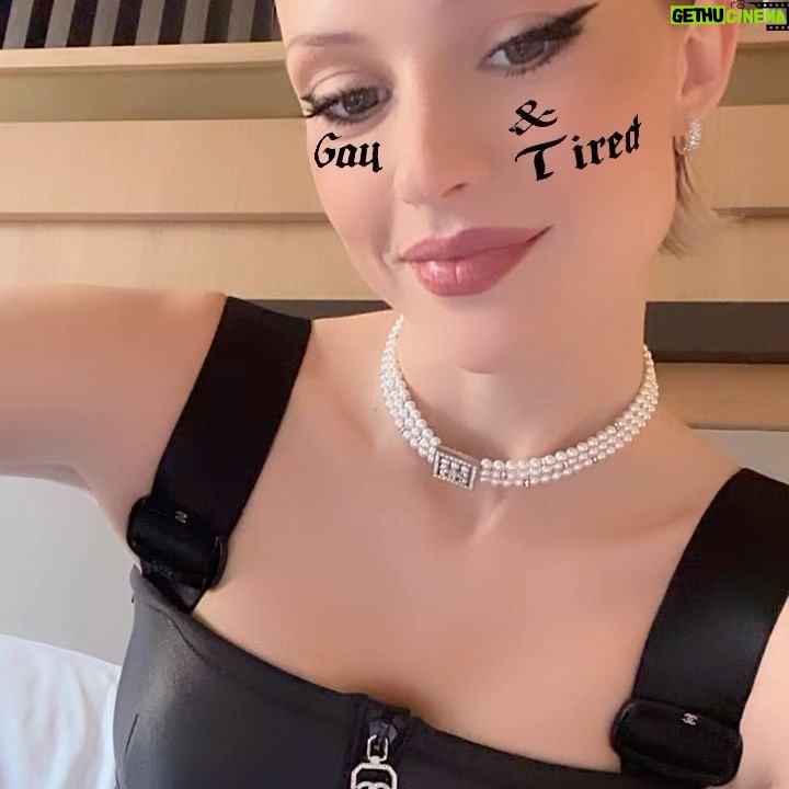 Angèle Instagram - J’ai le coeur en morceaux c’est ma faute on dirait 💙