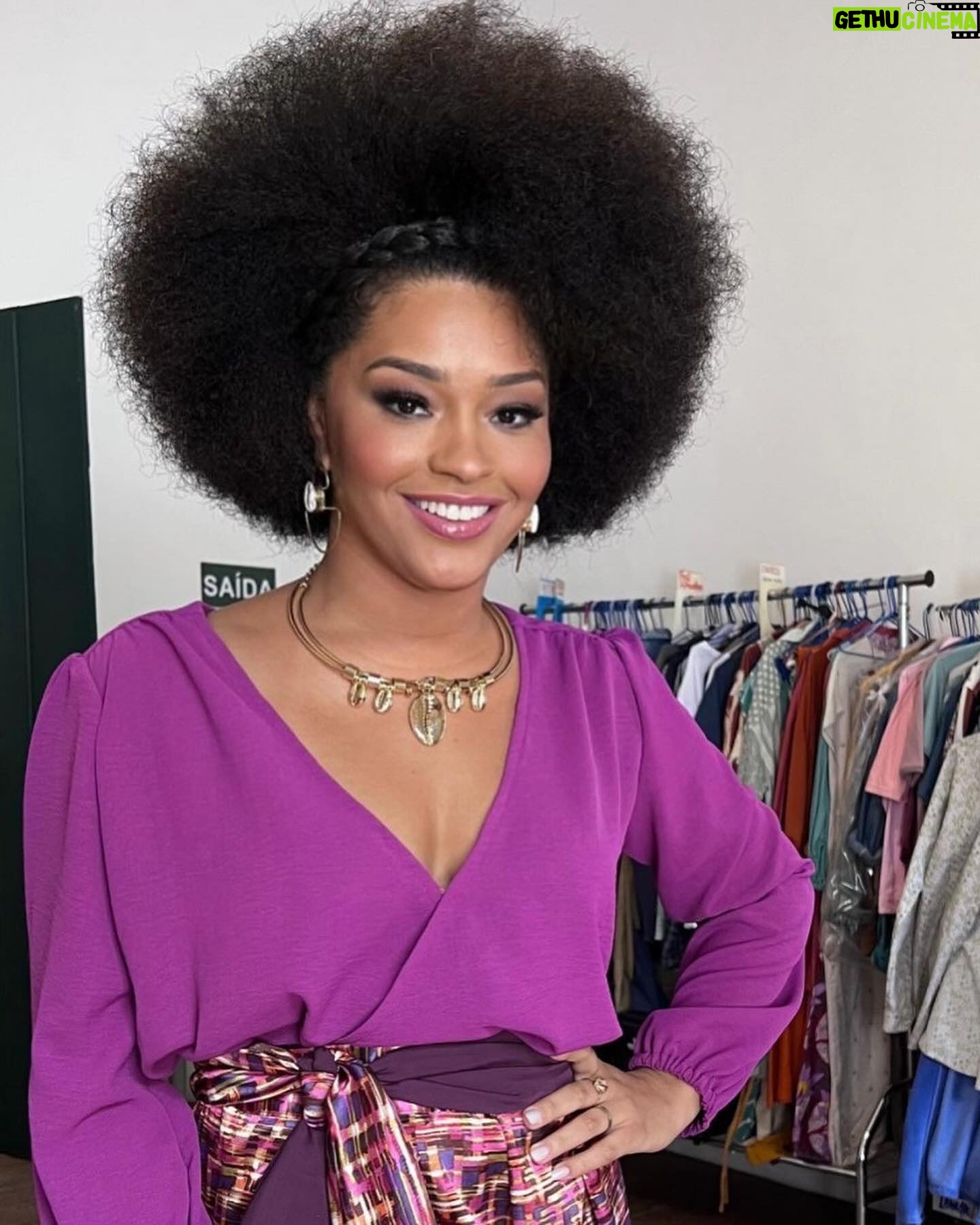 Juliana Alves Instagram - Pega essa beleza aqui!
Esses foram alguns dos momentos @byadrianomanques, para o filme Primavera - Um Ano Inesquecível
Esse maravilhoso me lembrou a beleza primaveril da minha personagem Ingrid! 🌸🌻🌷🌼
Aliás, tudo nesse filme é de suspirar!
Direção @brunogarotti @jsmarinho
#UmAnoInesquecível Primavera está no @primevideobr 👏🏾✨