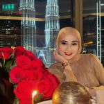 Wawa Zainal Instagram - happy birthday isteri ku yang cantik dan baik hati.. berapa da umur wawa ni korang rasa😅😱 
jom wish birthday mak lampir