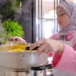 Wawa Zainal Instagram - Sempena hari lahir dan first day puasa wawa masak dan kongsi dengan 20 org harini . Alhamdulillah selamat berbuka dan selamat menjamu selera Kalau tak sedap diam2 tau😆🙏🏻🙏🏻

Tudung lawo @wawascarves_hq