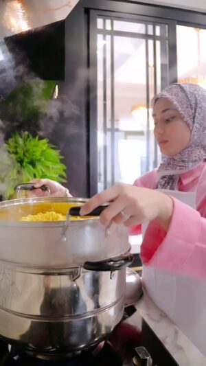 Wawa Zainal Instagram - Sempena hari lahir dan first day puasa wawa masak dan kongsi dengan 20 org harini . Alhamdulillah selamat berbuka dan selamat menjamu selera Kalau tak sedap diam2 tau😆🙏🏻🙏🏻

Tudung lawo @wawascarves_hq
