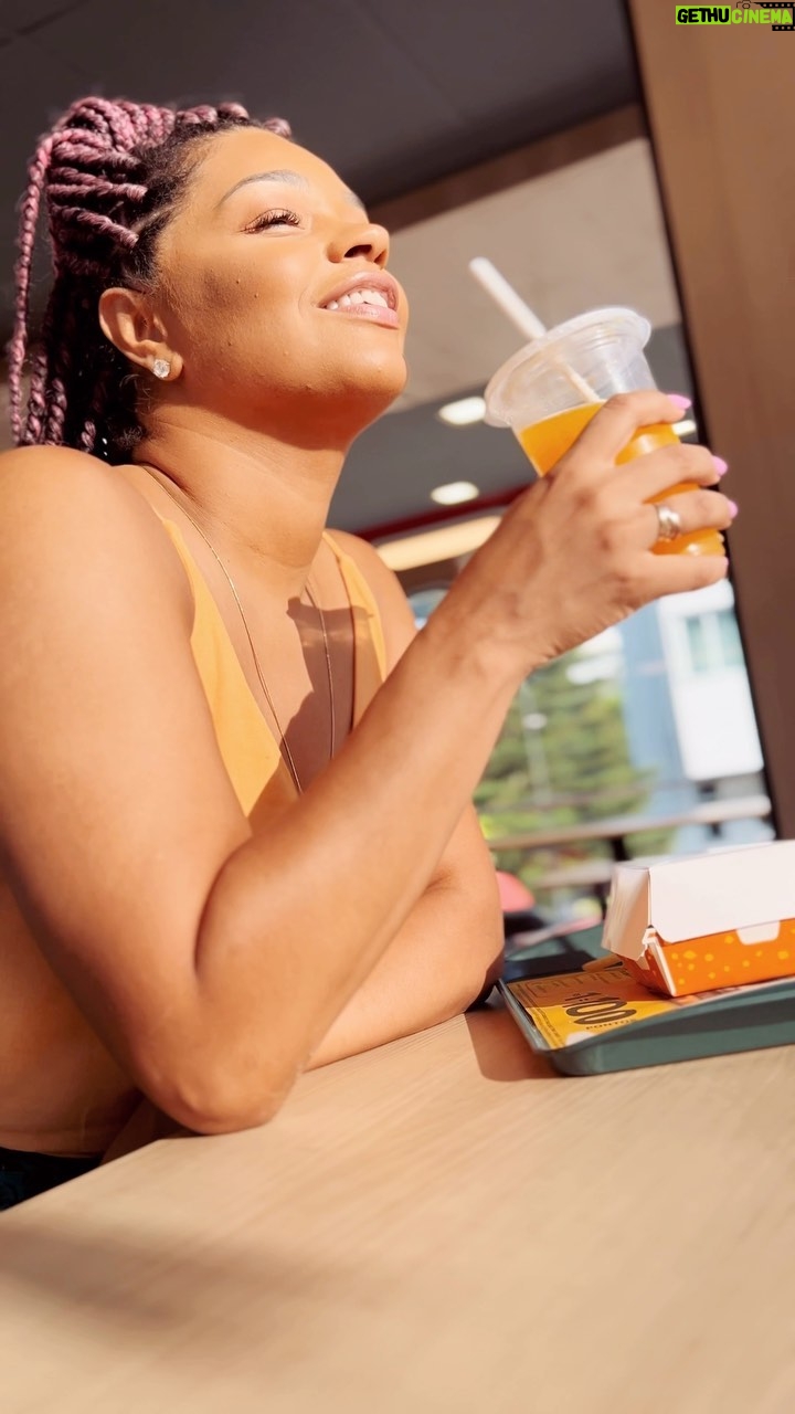 Juliana Alves Instagram - Quando bate a fome de Méqui, tem sempre um @mcdonalds_br perto de você pra te salvar!
E com os totens de autoatendimento fica bem mais fácil fazer seu pedido e acumular pontos no programa
“Meu Méqui”.
Você se identifica a cada compra e acumula pontos pra trocar por mais Méqui!
*publi