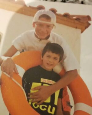 Nicolás Vázquez Instagram - Feliz cumple hermano mío. Acá levantamos una copa por vos y te agradezco que sigas espalda con espalda y corazón con corazón conmigo. Me hace bien. Cada paso que doy te lo dedico con todo mi alma. Te amo! Siempre juntos San! 🤍♾️