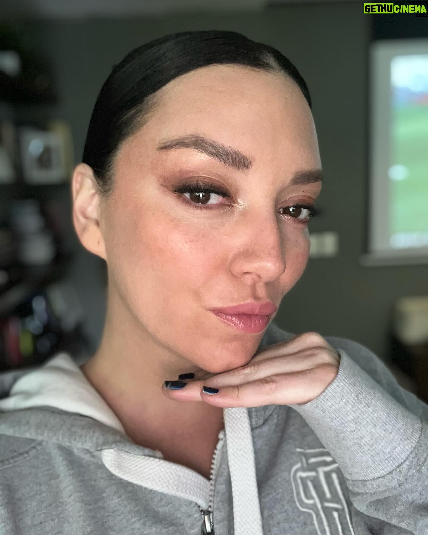 Regina Blandón - 28.6K Likes - Unas selfies.