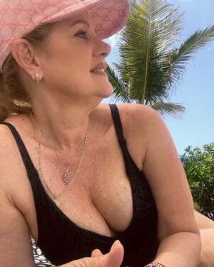 Erika Buenfil Instagram - Bonito día. 🧢