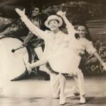 Regina Blandón Instagram – 27 marzo #DíaMundialDelTeatro
Empecé a los 9 años y ojalá sigamos contando (tengo 33 por si querían saber jajaja). 
Por seguir encontrándonos ahí (con otrxs y con nosotrxs mismxs). Por seguir haciendo de lo efímero algo permanente en la memoria. Por seguir haciendo teatro porque en tiempos convulsos, es necesario y siempre valiente. Felicidades a todxs, amix. Qué privilegio formar una pequeña parte de esta comunidad. (Me faltan muchas fotoooos y muchos amiiiiiix, yo queriendo hacer un álbum de FB dosmilero 😂).