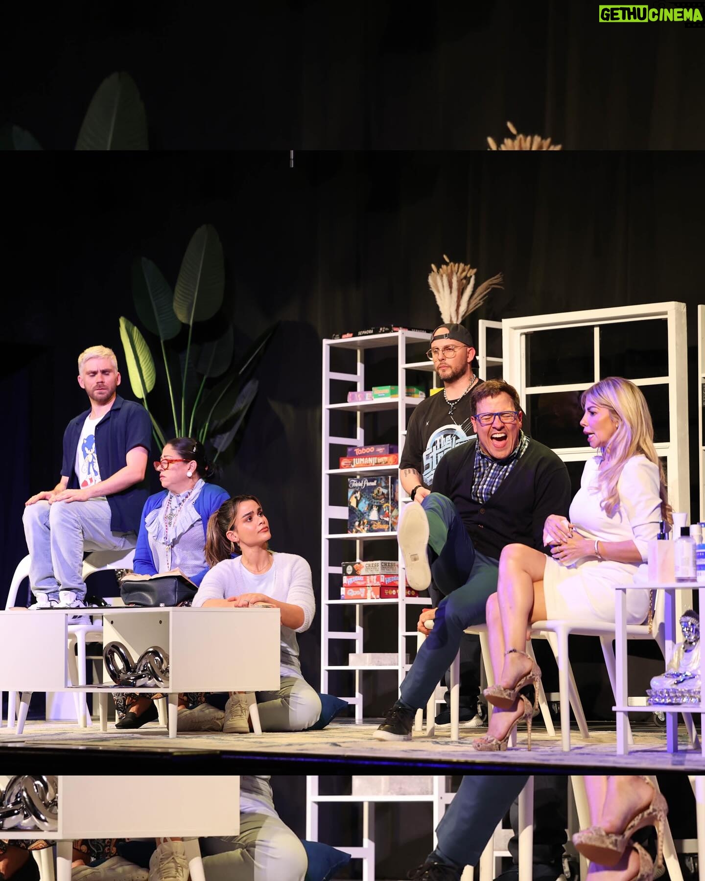 Clarissa Molina Instagram - Todavía ando flotando luego del maravilloso estreno de la obra de teatro Toc Toc anoche en Miami en el @towertheaterculturalcenter Me siento bendecida de una vez más gracias a @manumanumendoza (que no se da por vencido conmigo) 😂 de volver a las tablas por segunda ocasión! Cada vez me enamoro más del teatro. Gracias @layla_vargas por estar a mi lado siempre en este proceso! Que gran reto como actriz has sido todo este proceso, pero que gratificante al final. Que honor trabajar con amigos y nuevos amigos, que talentosos son wow! Anoche brillaron!🤩🤯🥹💖
Les invito a que no se la pierdan esta noche a las 7p.m para que se rían un buen rato y aparte llevarse un gran mensaje.
Gracias @chepejose por captar estos momentos mágicos. ✨📸 eres increíble!
NOS VEMOS ESTA NOCHE MIAMI. 🎭 Que viva el teatro!