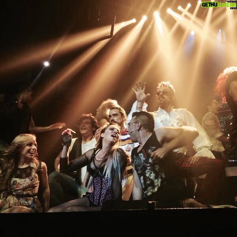 Regina Blandón Instagram - 27 marzo #DíaMundialDelTeatro
Empecé a los 9 años y ojalá sigamos contando (tengo 33 por si querían saber jajaja).
Por seguir encontrándonos ahí (con otrxs y con nosotrxs mismxs). Por seguir haciendo de lo efímero algo permanente en la memoria. Por seguir haciendo teatro porque en tiempos convulsos, es necesario y siempre valiente. Felicidades a todxs, amix. Qué privilegio formar una pequeña parte de esta comunidad. (Me faltan muchas fotoooos y muchos amiiiiiix, yo queriendo hacer un álbum de FB dosmilero 😂).