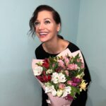 Kristina Asmus Instagram - Имею сказать следующее. Важнейшее.

Девчонки, я не поздравила вас 8 марта, но ничего-с, поздравляю сейчас и хочу напомнить каждой из вас. 
Вы красивы! Очень!! И ваше тело абсолютно прекрасно и не похоже ни на какое другое тело 🧡
Да, нас не учили любить себя и заботиться о себе (нас учили только заботиться о других). Но сделайте это сейчас! 👐🏻 Любите себя и выбирайте себя! Не стремитесь соответствовать чьим-то ожиданиям. Позволяйте себе отдыхать и не изводите себя в этой связи угрызениями совести. Балуйте себя и расслабляйтесь 🌝🌱
Я в сомнениях бросала важнейших мужчин в своей жизни, но каждый раз с такой силой вспархивала и счастлива! Поверьте, там не страшно))) Не надо терпеть. Надо уходить, если плохо. Особенно, если поднял руку и пытается повесить на вас чувство вины. Не давайте изводить себя. Вы не виноваты в его агрессии и не должны с этим разбираться. Знайте, что вы достойны того, кто будет принимать вас полностью, даже в самый неочевидный момент 🕊️
Цените себя и своё время. Живите для себя и делайте всё только из любви к себе. Не сравнивайте себя ни с кем, вы всё равно лучше 😅 И вы никому ничего не должны. Вы должны только себе - быть счастливы! Девчонки, обнимаю вас! И поздравляю с 15 марта! 😂