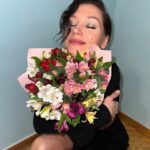 Kristina Asmus Instagram - Имею сказать следующее. Важнейшее.

Девчонки, я не поздравила вас 8 марта, но ничего-с, поздравляю сейчас и хочу напомнить каждой из вас. 
Вы красивы! Очень!! И ваше тело абсолютно прекрасно и не похоже ни на какое другое тело 🧡
Да, нас не учили любить себя и заботиться о себе (нас учили только заботиться о других). Но сделайте это сейчас! 👐🏻 Любите себя и выбирайте себя! Не стремитесь соответствовать чьим-то ожиданиям. Позволяйте себе отдыхать и не изводите себя в этой связи угрызениями совести. Балуйте себя и расслабляйтесь 🌝🌱
Я в сомнениях бросала важнейших мужчин в своей жизни, но каждый раз с такой силой вспархивала и счастлива! Поверьте, там не страшно))) Не надо терпеть. Надо уходить, если плохо. Особенно, если поднял руку и пытается повесить на вас чувство вины. Не давайте изводить себя. Вы не виноваты в его агрессии и не должны с этим разбираться. Знайте, что вы достойны того, кто будет принимать вас полностью, даже в самый неочевидный момент 🕊️
Цените себя и своё время. Живите для себя и делайте всё только из любви к себе. Не сравнивайте себя ни с кем, вы всё равно лучше 😅 И вы никому ничего не должны. Вы должны только себе - быть счастливы! Девчонки, обнимаю вас! И поздравляю с 15 марта! 😂