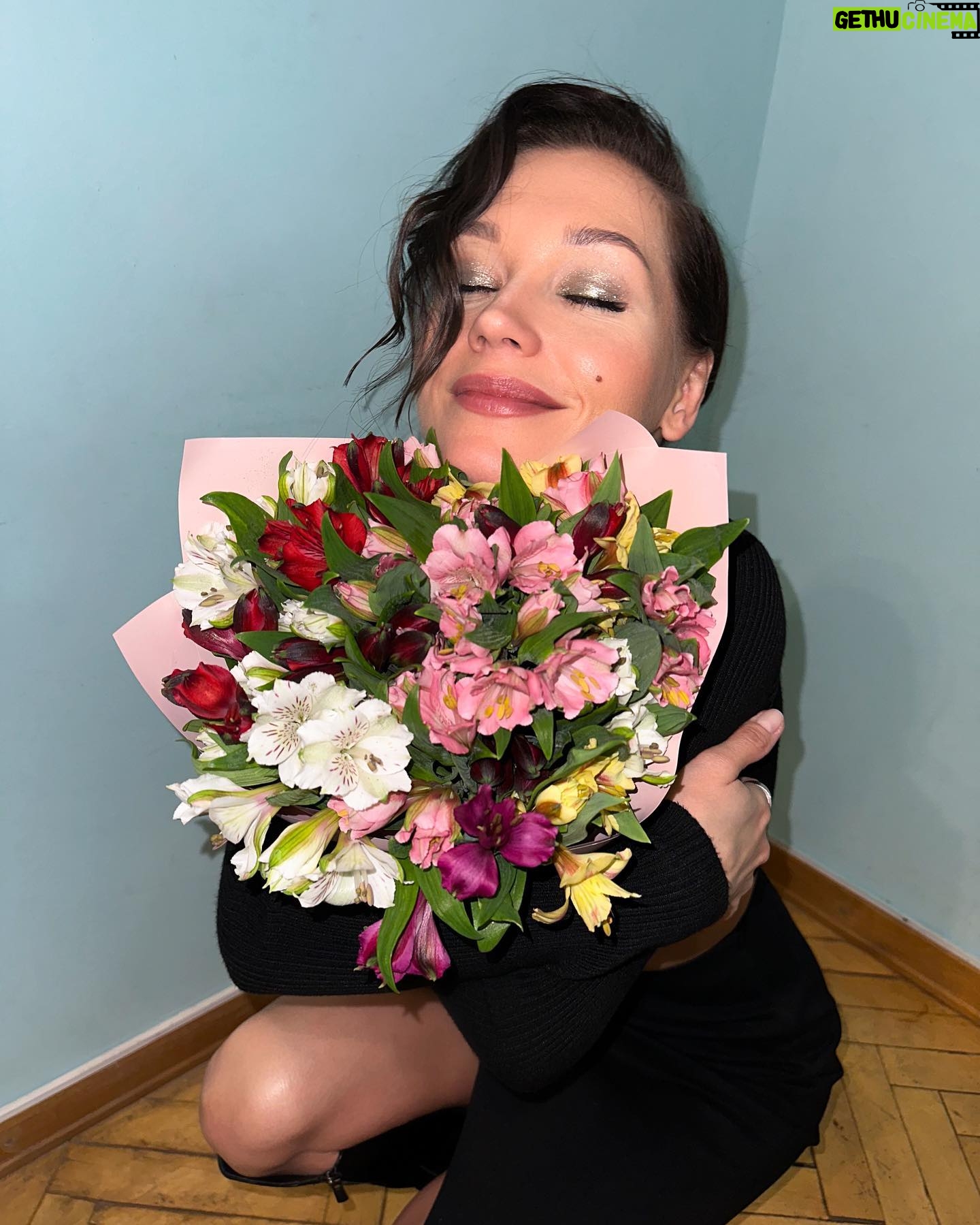 Kristina Asmus Instagram - Имею сказать следующее. Важнейшее.
Девчонки, я не поздравила вас 8 марта, но ничего-с, поздравляю сейчас и хочу напомнить каждой из вас.
Вы красивы! Очень!! И ваше тело абсолютно прекрасно и не похоже ни на какое другое тело 🧡
Да, нас не учили любить себя и заботиться о себе (нас учили только заботиться о других). Но сделайте это сейчас! 👐🏻 Любите себя и выбирайте себя! Не стремитесь соответствовать чьим-то ожиданиям. Позволяйте себе отдыхать и не изводите себя в этой связи угрызениями совести. Балуйте себя и расслабляйтесь 🌝🌱
Я в сомнениях бросала важнейших мужчин в своей жизни, но каждый раз с такой силой вспархивала и счастлива! Поверьте, там не страшно))) Не надо терпеть. Надо уходить, если плохо. Особенно, если поднял руку и пытается повесить на вас чувство вины. Не давайте изводить себя. Вы не виноваты в его агрессии и не должны с этим разбираться. Знайте, что вы достойны того, кто будет принимать вас полностью, даже в самый неочевидный момент 🕊️
Цените себя и своё время. Живите для себя и делайте всё только из любви к себе. Не сравнивайте себя ни с кем, вы всё равно лучше 😅 И вы никому ничего не должны. Вы должны только себе - быть счастливы! Девчонки, обнимаю вас! И поздравляю с 15 марта! 😂