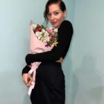 Kristina Asmus Instagram - Имею сказать следующее. Важнейшее.

Девчонки, я не поздравила вас 8 марта, но ничего-с, поздравляю сейчас и хочу напомнить каждой из вас. 
Вы красивы! Очень!! И ваше тело абсолютно прекрасно и не похоже ни на какое другое тело 🧡
Да, нас не учили любить себя и заботиться о себе (нас учили только заботиться о других). Но сделайте это сейчас! 👐🏻 Любите себя и выбирайте себя! Не стремитесь соответствовать чьим-то ожиданиям. Позволяйте себе отдыхать и не изводите себя в этой связи угрызениями совести. Балуйте себя и расслабляйтесь 🌝🌱
Я в сомнениях бросала важнейших мужчин в своей жизни, но каждый раз с такой силой вспархивала и счастлива! Поверьте, там не страшно))) Не надо терпеть. Надо уходить, если плохо. Особенно, если поднял руку и пытается повесить на вас чувство вины. Не давайте изводить себя. Вы не виноваты в его агрессии и не должны с этим разбираться. Знайте, что вы достойны того, кто будет принимать вас полностью, даже в самый неочевидный момент 🕊️
Цените себя и своё время. Живите для себя и делайте всё только из любви к себе. Не сравнивайте себя ни с кем, вы всё равно лучше 😅 И вы никому ничего не должны. Вы должны только себе - быть счастливы! Девчонки, обнимаю вас! И поздравляю с 15 марта! 😂