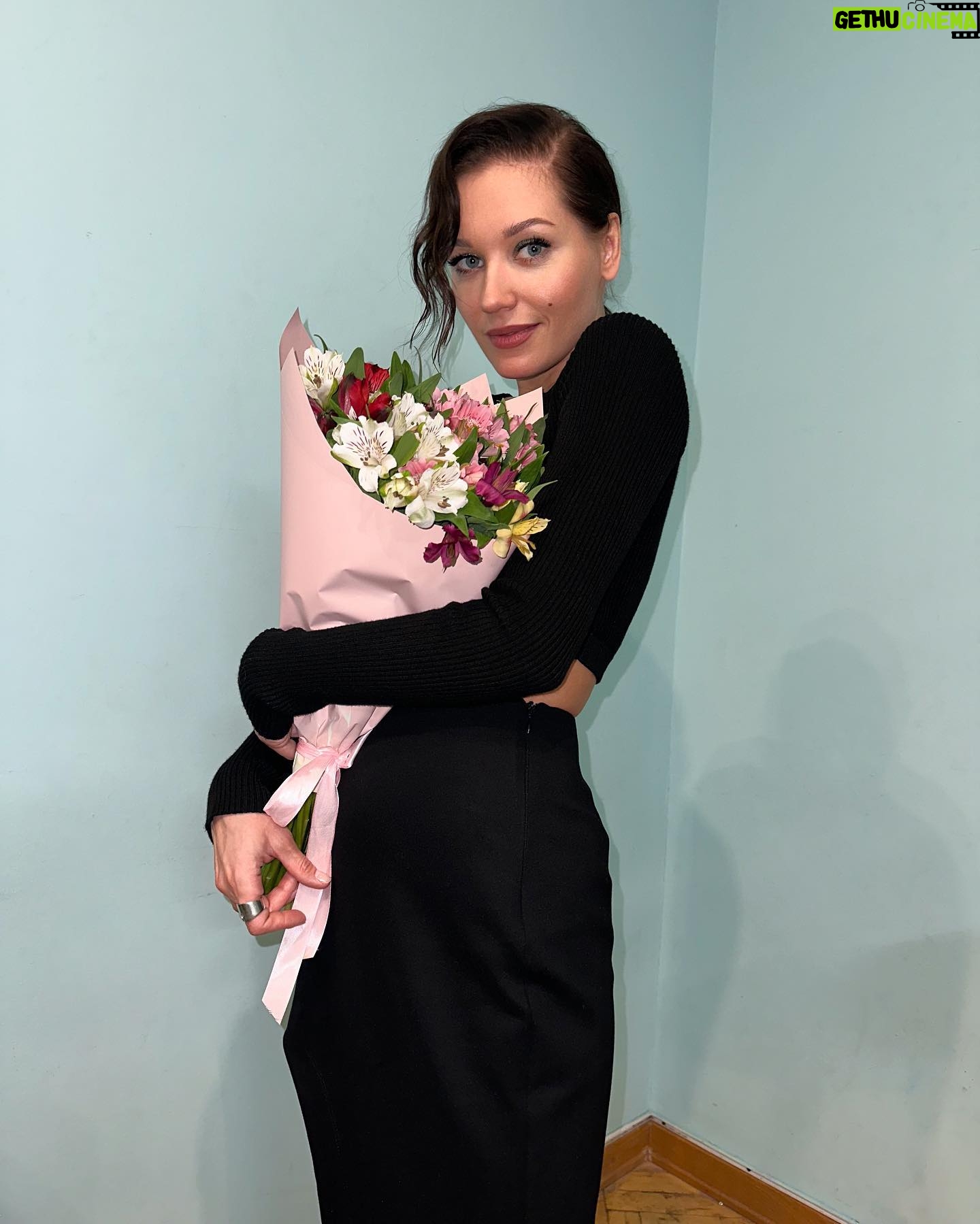 Kristina Asmus Instagram - Имею сказать следующее. Важнейшее.
Девчонки, я не поздравила вас 8 марта, но ничего-с, поздравляю сейчас и хочу напомнить каждой из вас.
Вы красивы! Очень!! И ваше тело абсолютно прекрасно и не похоже ни на какое другое тело 🧡
Да, нас не учили любить себя и заботиться о себе (нас учили только заботиться о других). Но сделайте это сейчас! 👐🏻 Любите себя и выбирайте себя! Не стремитесь соответствовать чьим-то ожиданиям. Позволяйте себе отдыхать и не изводите себя в этой связи угрызениями совести. Балуйте себя и расслабляйтесь 🌝🌱
Я в сомнениях бросала важнейших мужчин в своей жизни, но каждый раз с такой силой вспархивала и счастлива! Поверьте, там не страшно))) Не надо терпеть. Надо уходить, если плохо. Особенно, если поднял руку и пытается повесить на вас чувство вины. Не давайте изводить себя. Вы не виноваты в его агрессии и не должны с этим разбираться. Знайте, что вы достойны того, кто будет принимать вас полностью, даже в самый неочевидный момент 🕊️
Цените себя и своё время. Живите для себя и делайте всё только из любви к себе. Не сравнивайте себя ни с кем, вы всё равно лучше 😅 И вы никому ничего не должны. Вы должны только себе - быть счастливы! Девчонки, обнимаю вас! И поздравляю с 15 марта! 😂