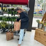 Daniela Calle Instagram - 1. Estoy obsesionada con estas botas vaqueras 🐴
2. En el carro el otro dia muy feliz después de probar uno de los postres mas ricos que me me comido 🤤
3. Todos los caminos me llevan a mi ultima foto… 🛍️🍝🥖🍌🍓🥕🥯