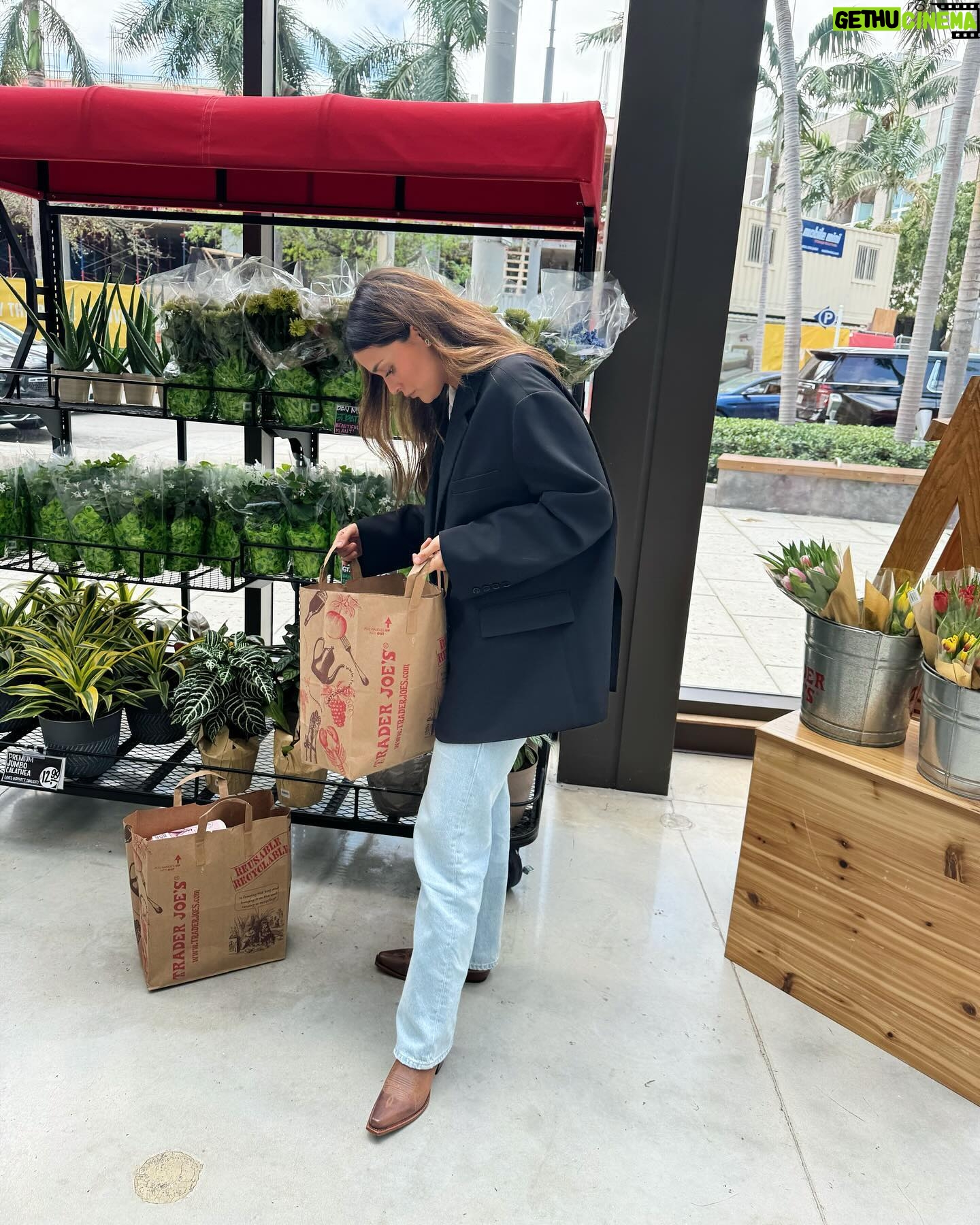 Daniela Calle Instagram - 1. Estoy obsesionada con estas botas vaqueras 🐴
2. En el carro el otro dia muy feliz después de probar uno de los postres mas ricos que me me comido 🤤
3. Todos los caminos me llevan a mi ultima foto… 🛍️🍝🥖🍌🍓🥕🥯
