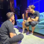 Nicolás Vázquez Instagram – Cuando encontré esta pieza me enamoré de ella. Fue amor a primera vista. Me generó inmediatamente ganas de adaptarla, producirla y dirigirla, porque habla del poder del amor y del acompañamiento, y eso me atravesó por completo. Trabajé con sensibilidad y respeto, empoderando al amor, que es en lo que mas creo. @gimeaccardi y @andresgill me la hicieron muy fácil, porque conectaron y se entregaron desde el minuto uno. Gime demuestra que es la mejor actriz de su generación. No tenés techo, son magnética y excelencia. Andres demuestra talentoso que es interpretando su personaje espectacularmente.
Los dos transitan esta tierna historia de una manera muy natural y cotidiana haciendo que durante una hora conectes un poco más con la vida. Con el aquí y ahora.  Estoy tan orgulloso de lo que logran en el escenario!  Como siempre, me acompaña un equipo de producción, artístico y técnico espectacular, agradecido con ellos, siempre! Comandado por @candelariaaudi y @armodamian de manera única.
Son distintos!!  El teatro debe ser una experiencia y les aseguro que ésta lo es para todos nosotros. Es inevitable que llegues de una manera a ver “En otras palabras” y te vayas de otra…ya está pasando. La gente sale muy movilizada, atravesada y agradecida…estamos superando cualquier expectativa. 
Repito tanto Gime como Andres hacen una interpretación excelente y se entregan en el escenario. Esta obra hace bien!
No dejen de verla, la recomiendo de todo corazón. 
Gracias, una vez más, por confiar y apoyar mis proyectos. 
Estamos felices y agradecidos. 
Todo lo que me desean a mi, el doble para ustedes. 🩷♾️
Gracias por abrazar esta historia.  Gracias de corazón!