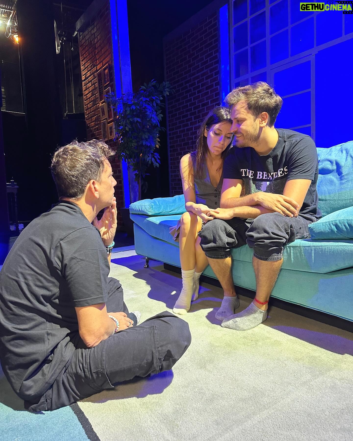Nicolás Vázquez Instagram - Cuando encontré esta pieza me enamoré de ella. Fue amor a primera vista. Me generó inmediatamente ganas de adaptarla, producirla y dirigirla, porque habla del poder del amor y del acompañamiento, y eso me atravesó por completo. Trabajé con sensibilidad y respeto, empoderando al amor, que es en lo que mas creo. @gimeaccardi y @andresgill me la hicieron muy fácil, porque conectaron y se entregaron desde el minuto uno. Gime demuestra que es la mejor actriz de su generación. No tenés techo, son magnética y excelencia. Andres demuestra talentoso que es interpretando su personaje espectacularmente.
Los dos transitan esta tierna historia de una manera muy natural y cotidiana haciendo que durante una hora conectes un poco más con la vida. Con el aquí y ahora.
Estoy tan orgulloso de lo que logran en el escenario!
Como siempre, me acompaña un equipo de producción, artístico y técnico espectacular, agradecido con ellos, siempre! Comandado por @candelariaaudi y @armodamian de manera única.
Son distintos!!
El teatro debe ser una experiencia y les aseguro que ésta lo es para todos nosotros.
Es inevitable que llegues de una manera a ver “En otras palabras” y te vayas de otra…ya está pasando.
La gente sale muy movilizada, atravesada y agradecida…estamos superando cualquier expectativa.
Repito tanto Gime como Andres hacen una interpretación excelente y se entregan en el escenario. Esta obra hace bien!
No dejen de verla, la recomiendo de todo corazón.
Gracias, una vez más, por confiar y apoyar mis proyectos.
Estamos felices y agradecidos.
Todo lo que me desean a mi, el doble para ustedes. 🩷♾️
Gracias por abrazar esta historia.
Gracias de corazón!