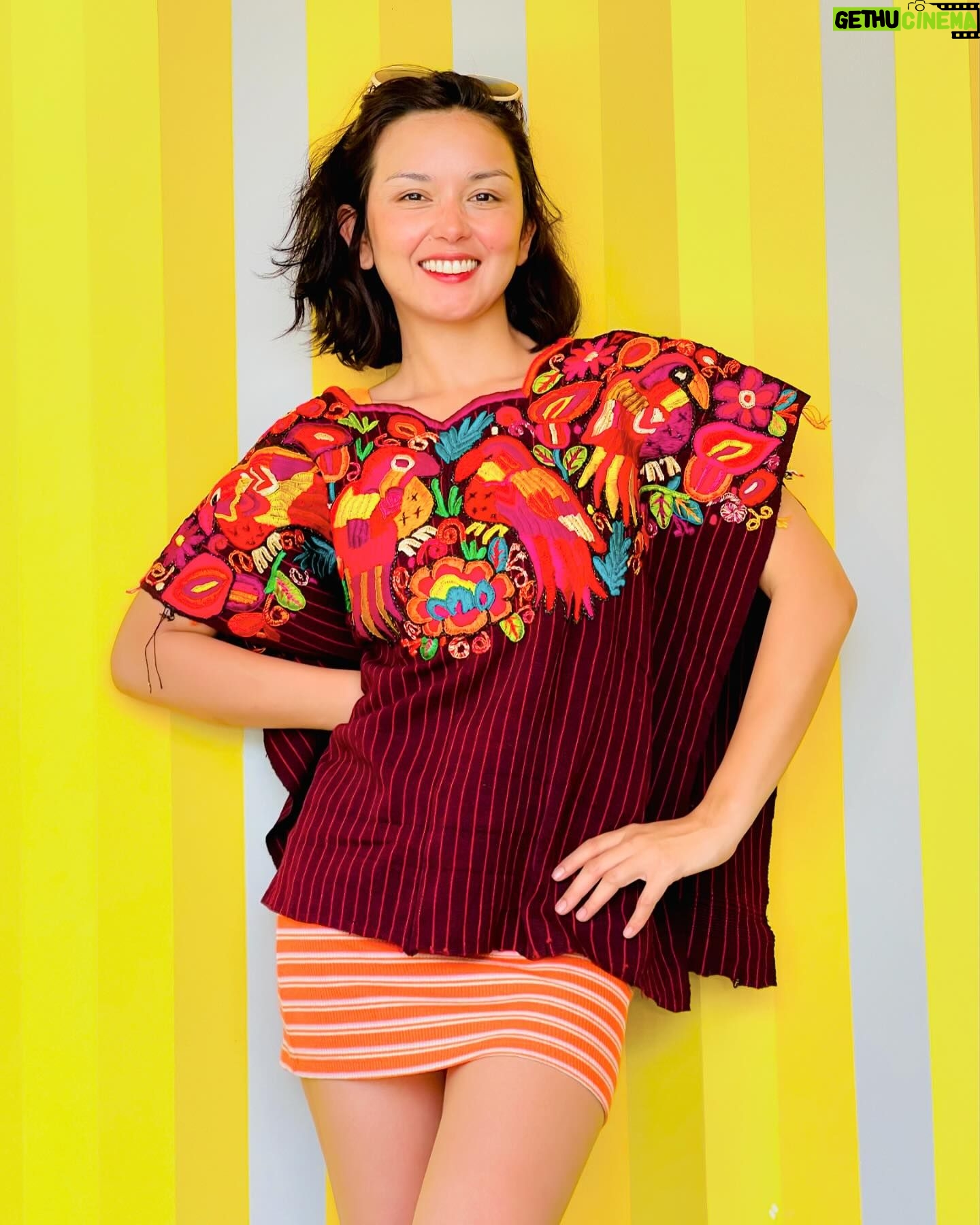 Beauty Gonzalez Instagram - Flexing my current faves,
These traditional Guatemalan Huipiles , woven and embroidered blouses make excellent beach cover ups.
They keep out the harmful rays off your shoulders,
affords a bit of modesty,
and combined with direct sunlight
pops out all the brilliant hues combined to create this wearable Art Piece π¦πΊπ¦
Fun for the eyes.
Zoom in on photo 3 to see all the women in the market wearing these blouses.
And in the last photo, look at all the colorful yarn these artisans use to create these wearable rainbows π